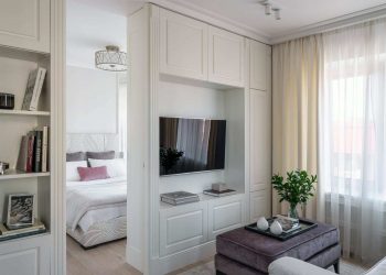 Nő otthona fehér berendezéssel, remek kis konyhával