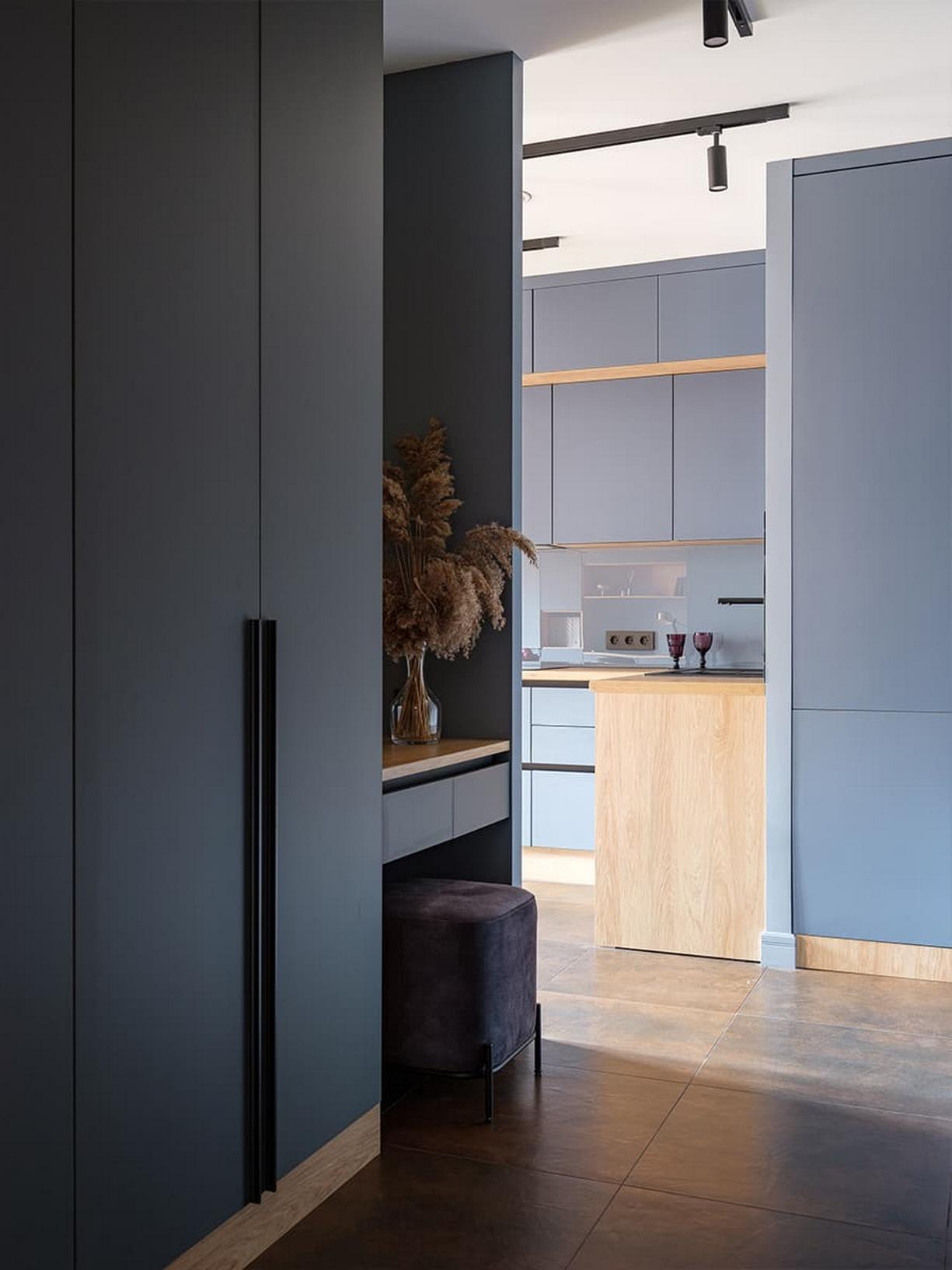 Lakás kék szín és tölgyfa kombinációjával Lakás kék szín és tölgyfa kombinációjával