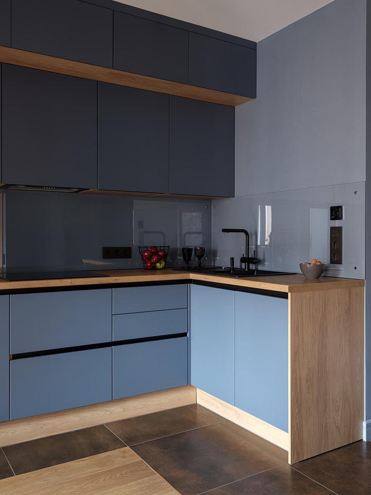 Lakás kék szín és tölgyfa kombinációjával Lakás kék szín és tölgyfa kombinációjával