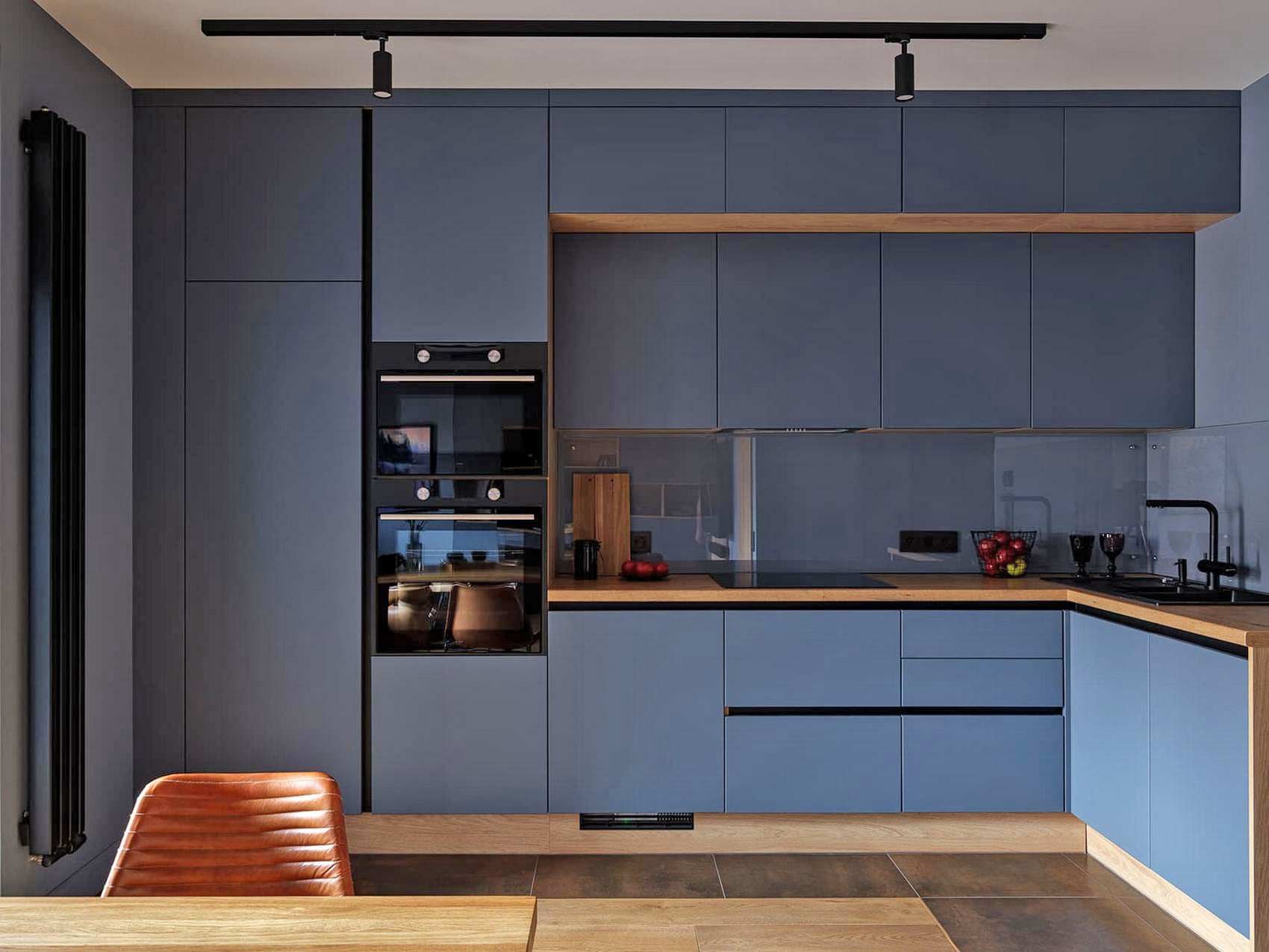 Lakás kék szín és tölgyfa kombinációjával Lakás kék szín és tölgyfa kombinációjával