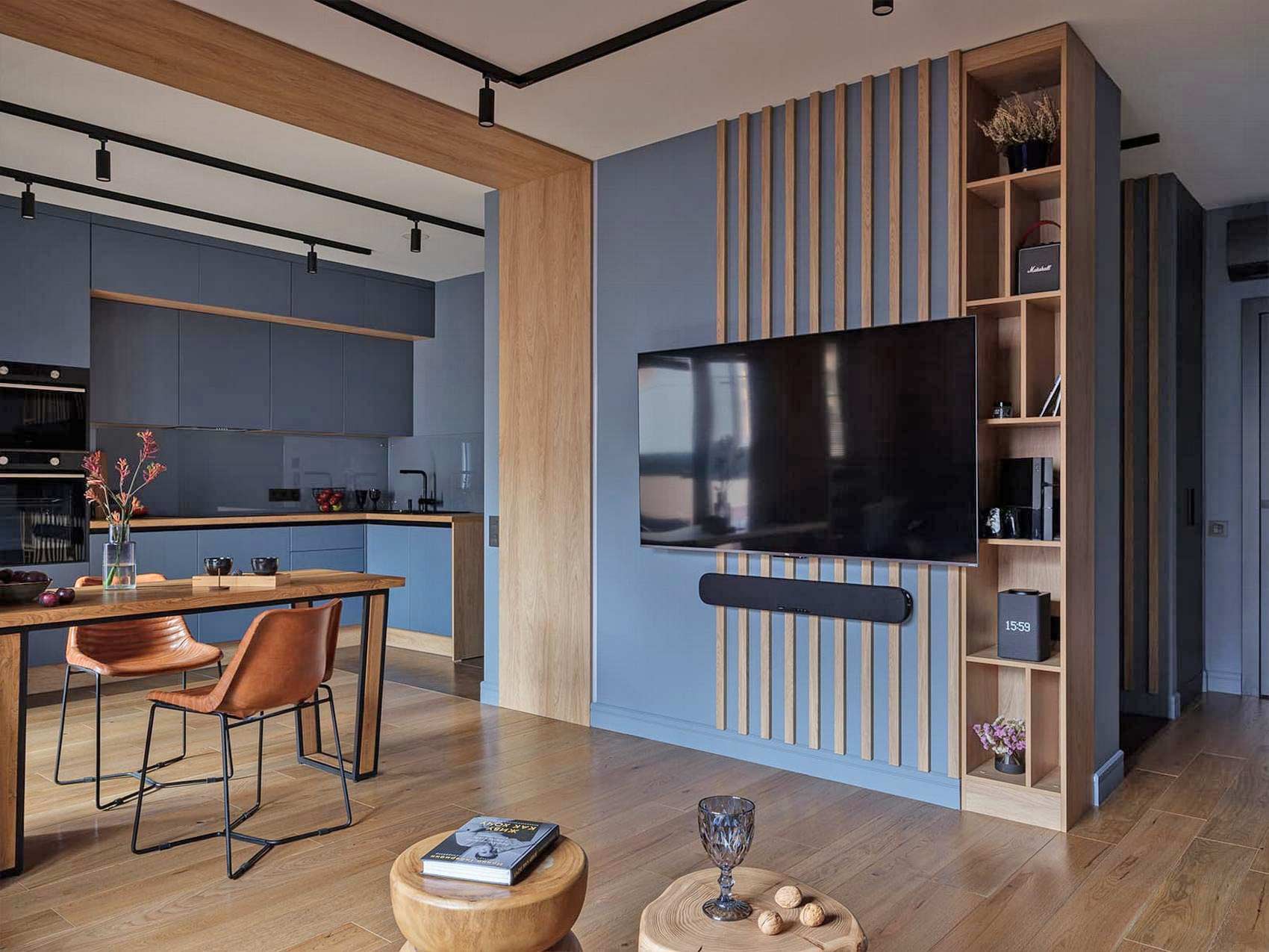 Lakás kék szín és tölgyfa kombinációjával Lakás kék szín és tölgyfa kombinációjával