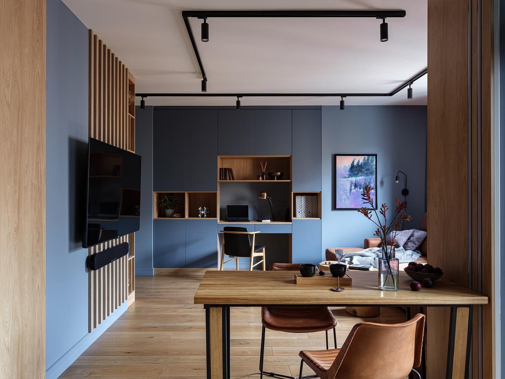 Lakás kék szín és tölgyfa kombinációjával Lakás kék szín és tölgyfa kombinációjával