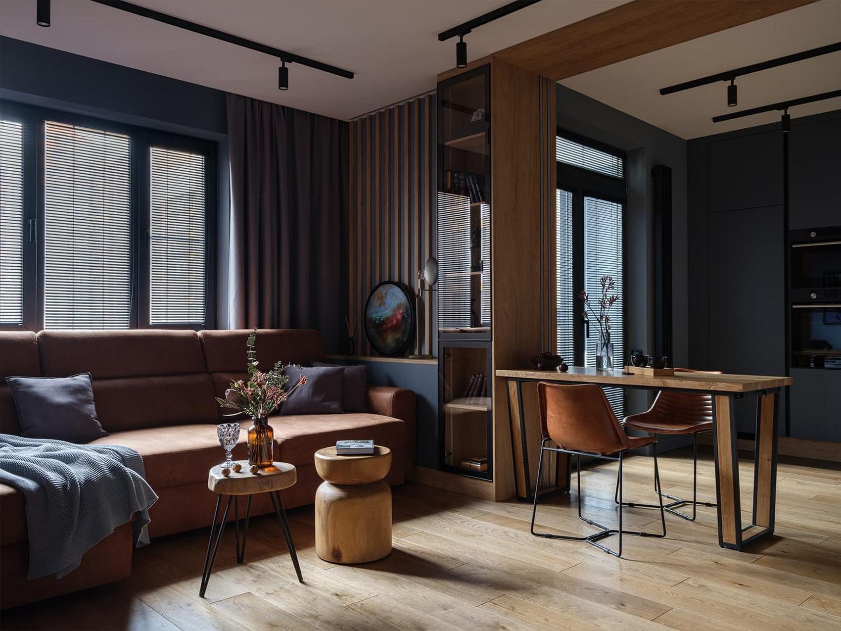 Lakás kék szín és tölgyfa kombinációjával Lakás kék szín és tölgyfa kombinációjával