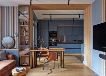 Lakás kék szín és tölgyfa kombinációjával