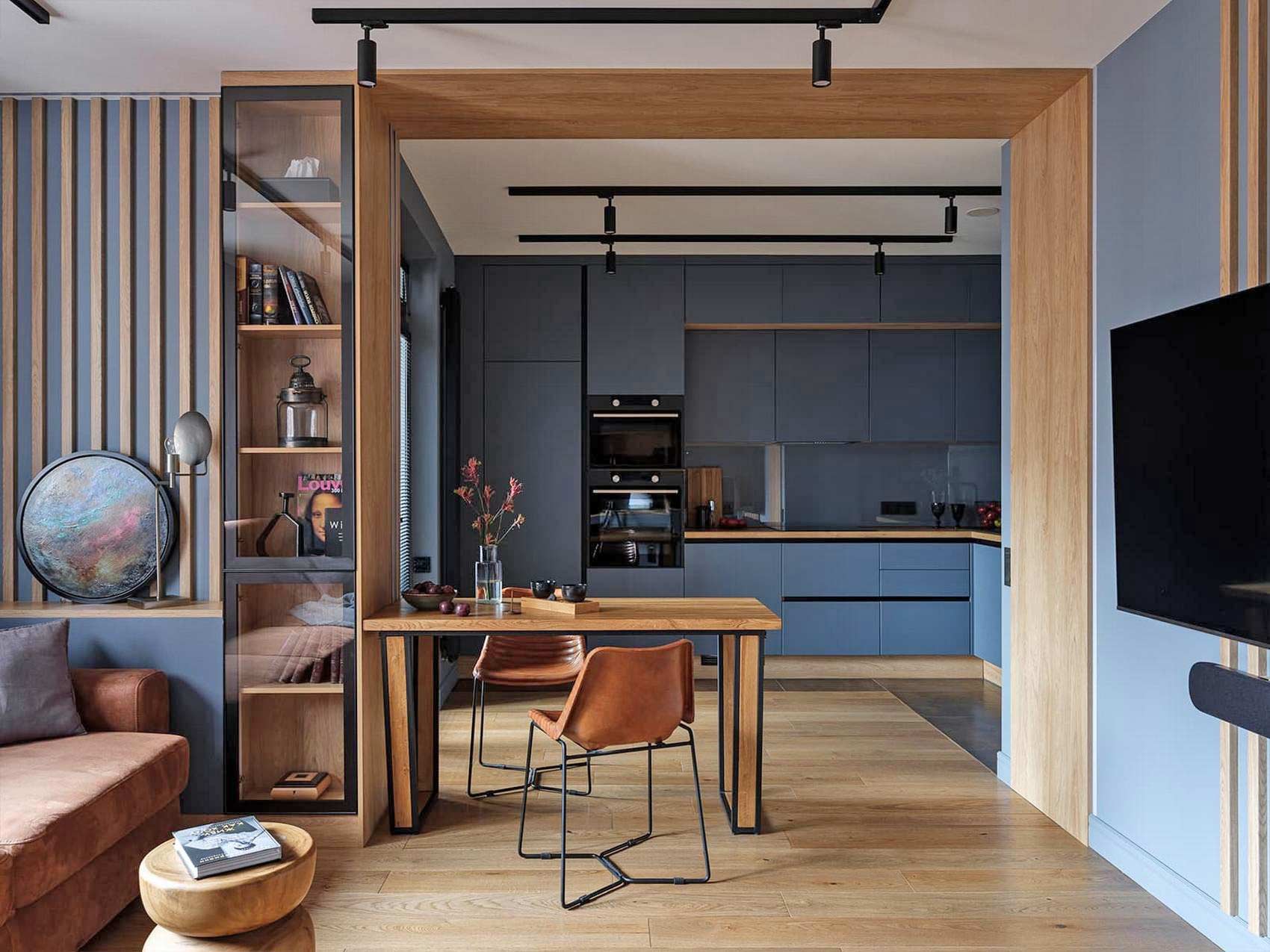 Lakás kék szín és tölgyfa kombinációjával Lakás kék szín és tölgyfa kombinációjával