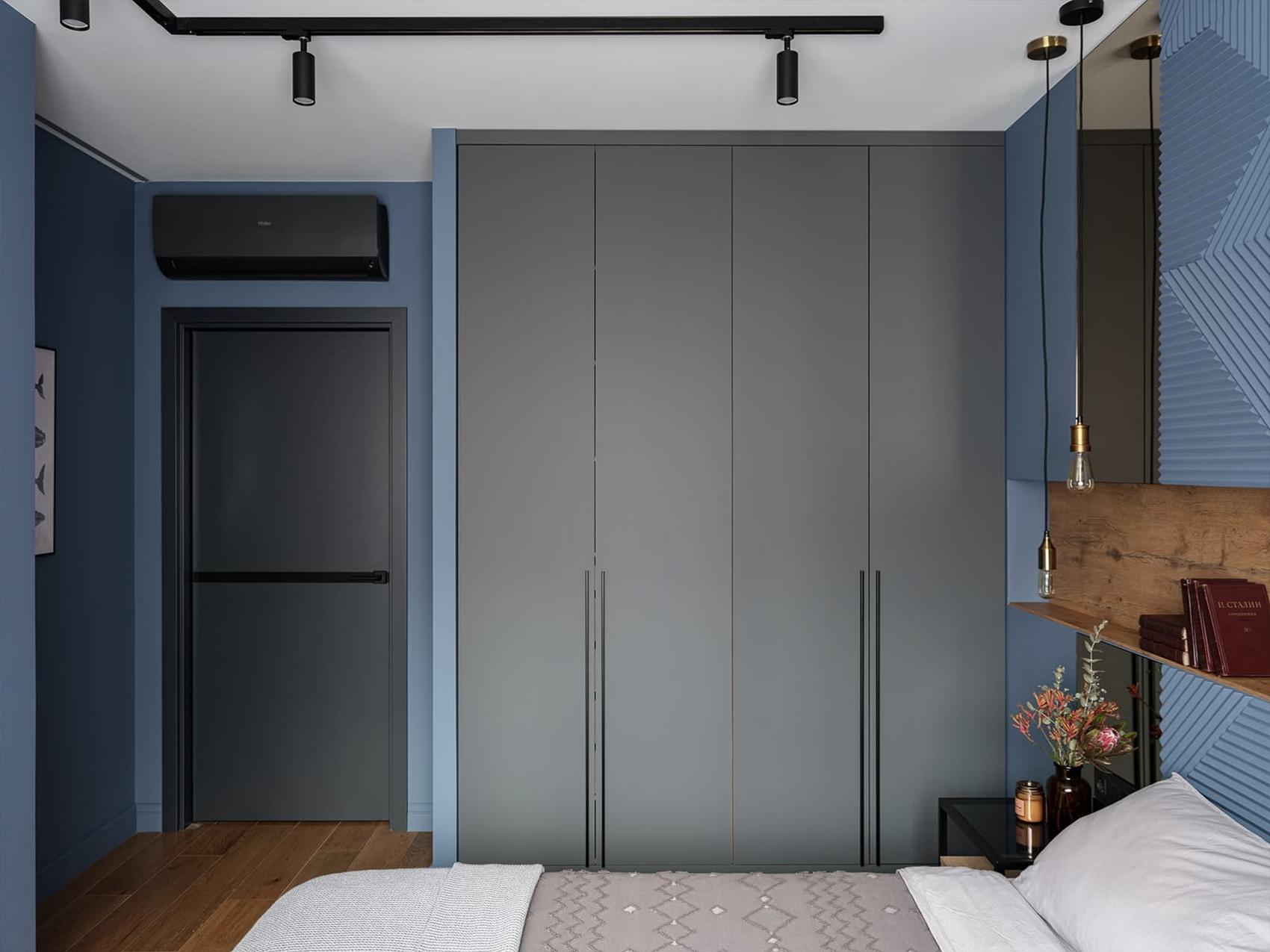 Lakás kék szín és tölgyfa kombinációjával Lakás kék szín és tölgyfa kombinációjával