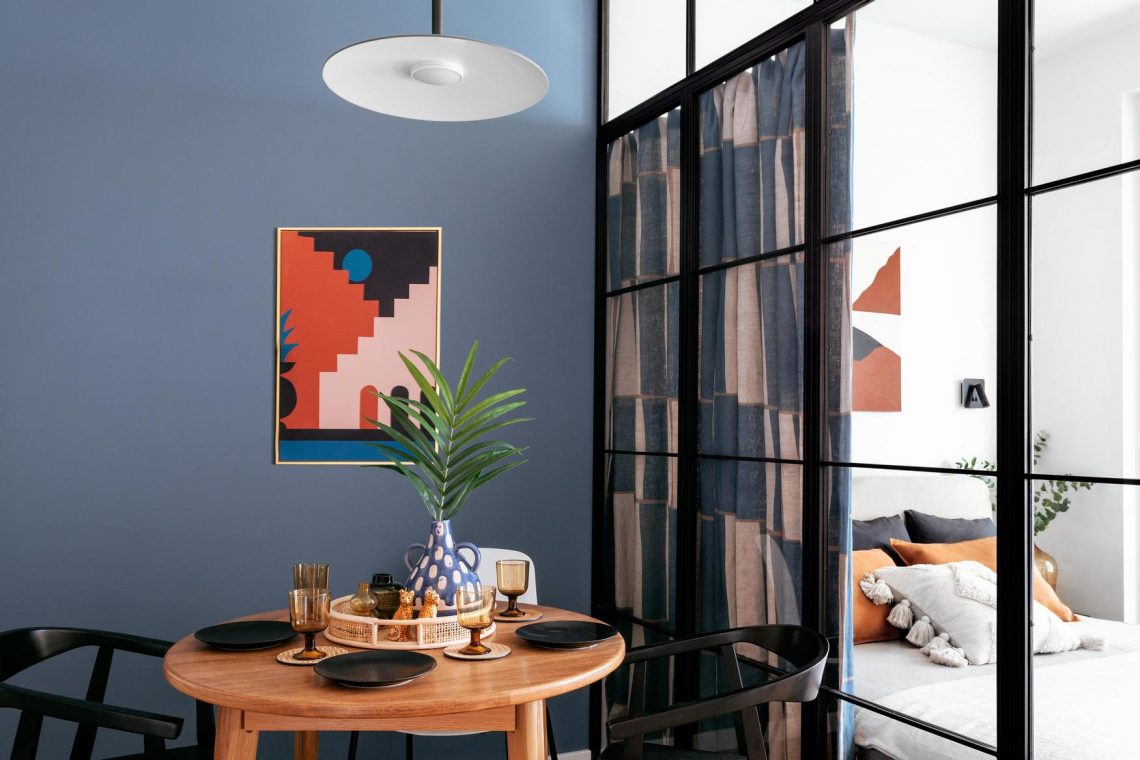 Otthonról dolgozó fiatal pár egyszerűen, olcsón felújított lakása