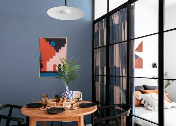 Otthonról dolgozó fiatal pár egyszerűen, olcsón felújított lakása