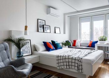 Fehér falak, kevés díszítés, a lakó életviteléhez berendezett egy szoba