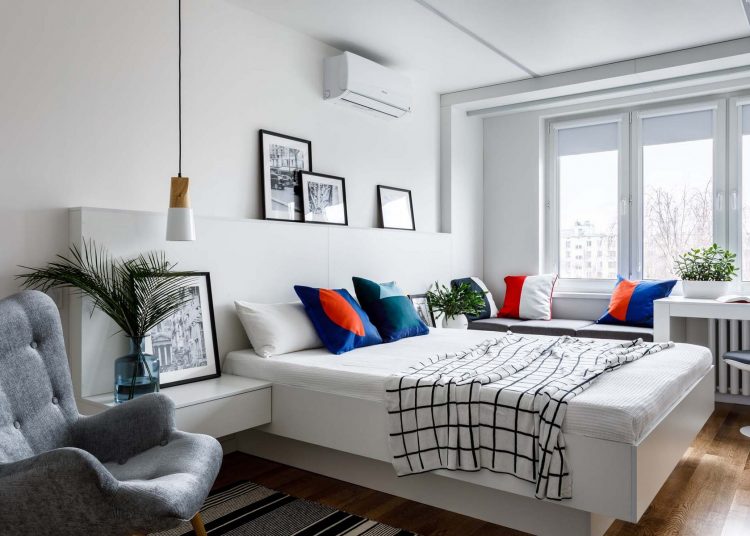 Fehér falak, kevés díszítés, a lakó életviteléhez berendezett egy szoba