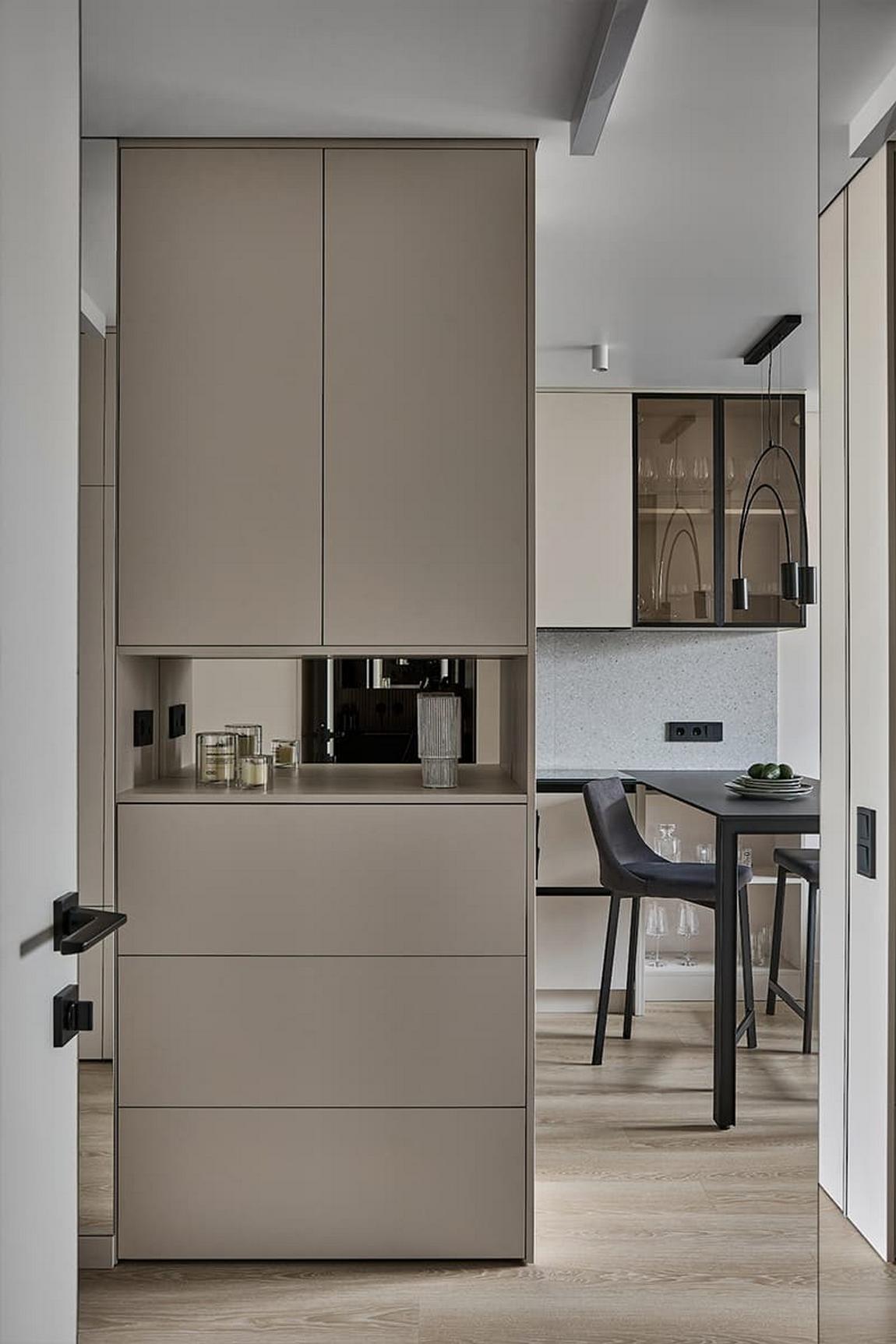 Szigorúság és otthonos melegség kontrasztja egy programozó férfi otthonában Szigorúság és otthonos melegség kontrasztja egy programozó férfi otthonában