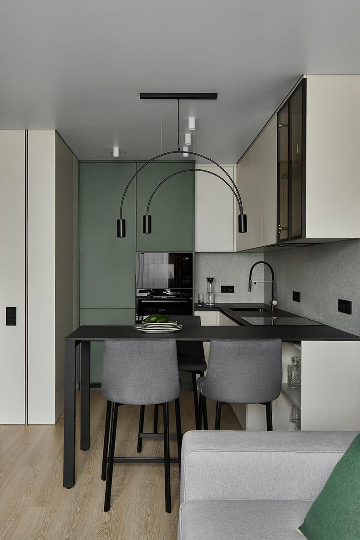 Szigorúság és otthonos melegség kontrasztja egy programozó férfi otthonában Szigorúság és otthonos melegség kontrasztja egy programozó férfi otthonában