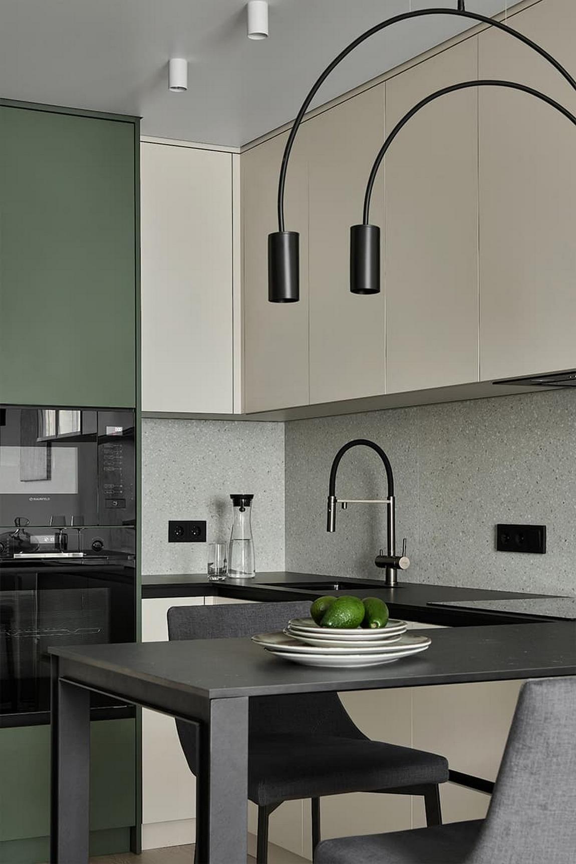 Szigorúság és otthonos melegség kontrasztja egy programozó férfi otthonában Szigorúság és otthonos melegség kontrasztja egy programozó férfi otthonában