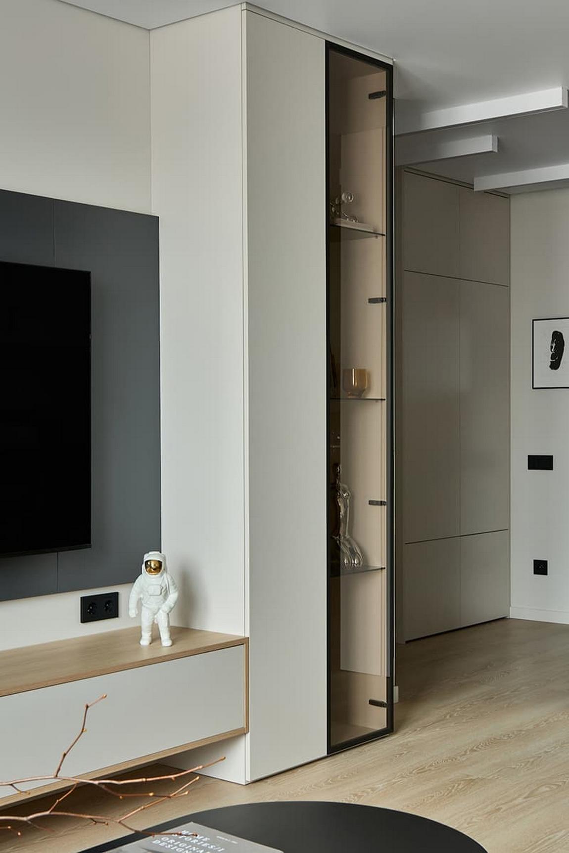 Szigorúság és otthonos melegség kontrasztja egy programozó férfi otthonában Szigorúság és otthonos melegség kontrasztja egy programozó férfi otthonában