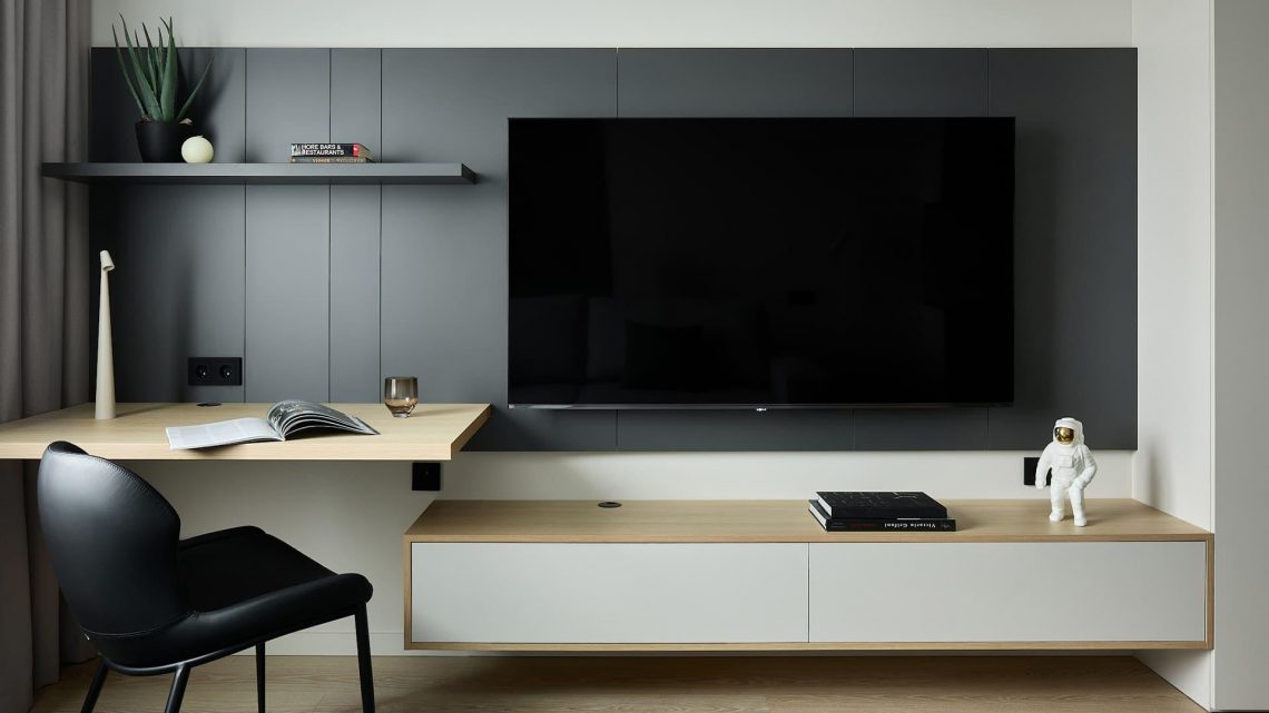 Szigorúság és otthonos melegség kontrasztja egy programozó férfi otthonában