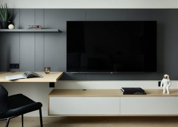 Szigorúság és otthonos melegség kontrasztja egy programozó férfi otthonában