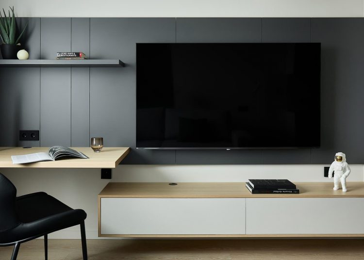 Szigorúság és otthonos melegség kontrasztja egy programozó férfi otthonában