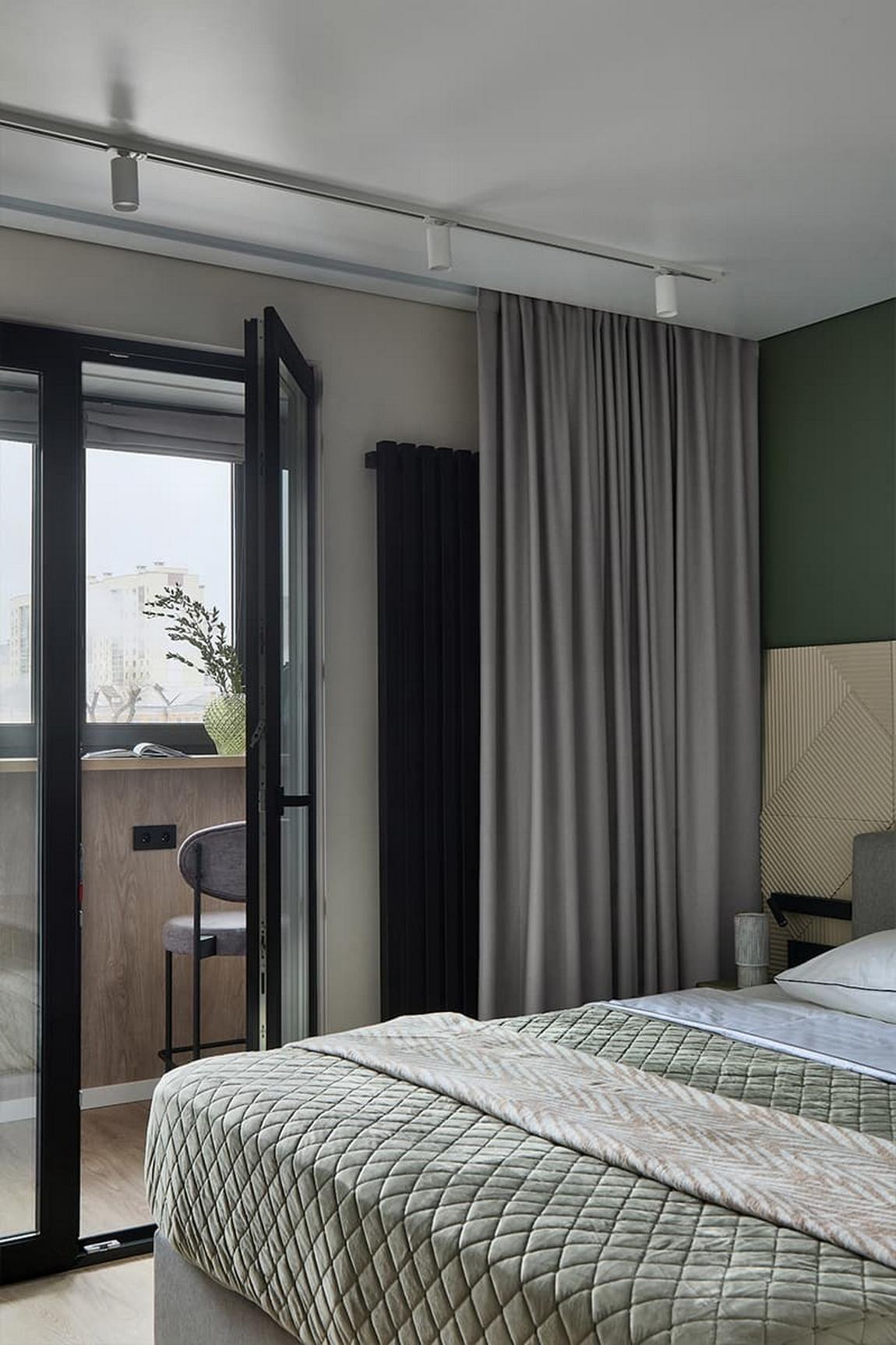 Szigorúság és otthonos melegség kontrasztja egy programozó férfi otthonában Szigorúság és otthonos melegség kontrasztja egy programozó férfi otthonában