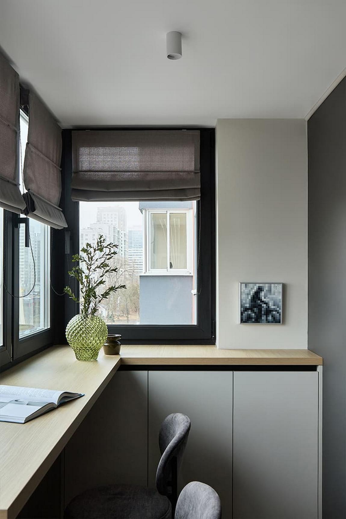 Szigorúság és otthonos melegség kontrasztja egy programozó férfi otthonában Szigorúság és otthonos melegség kontrasztja egy programozó férfi otthonában