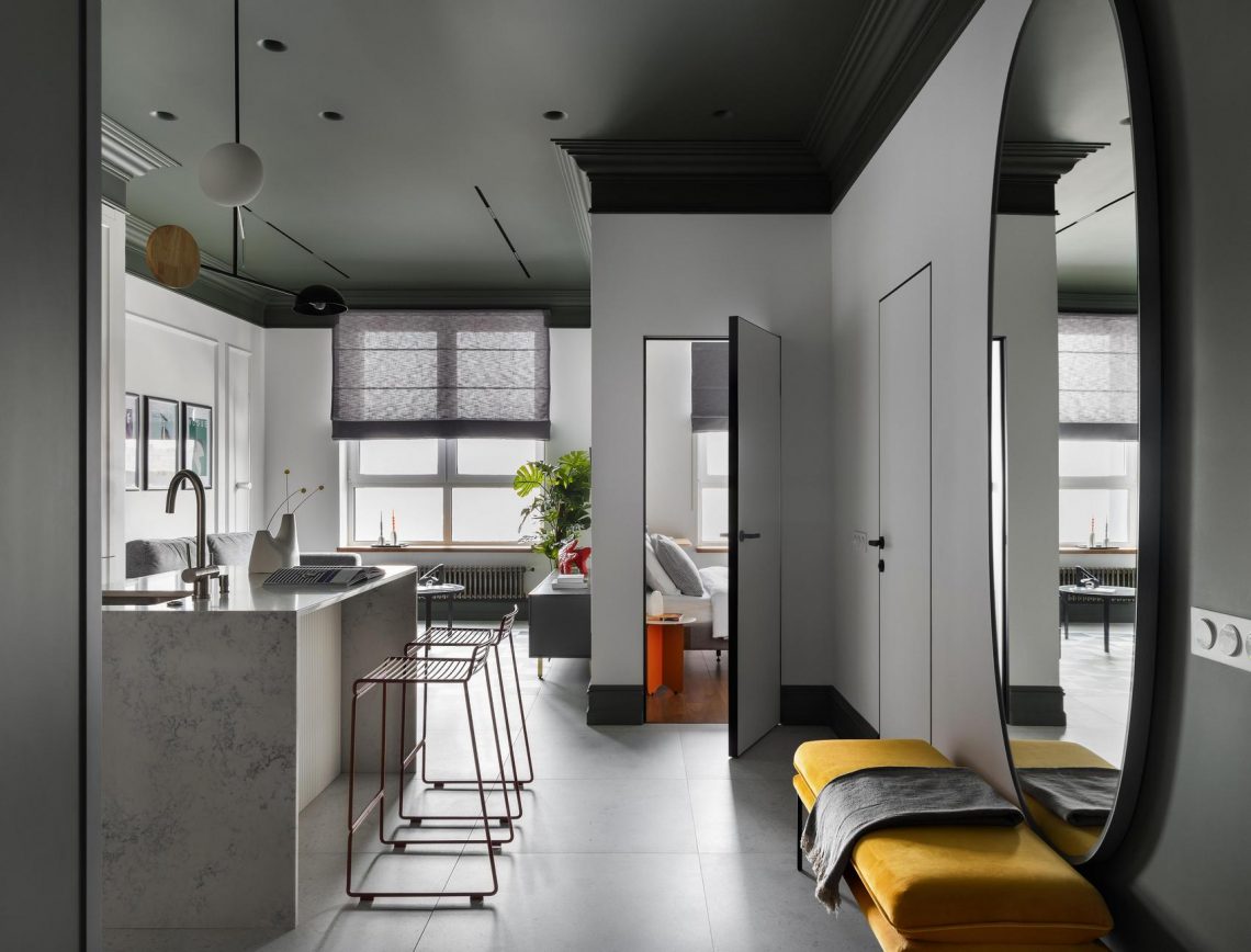 Fiatal pár két cicával: színesre festett mennyezetek modern klasszikus enteriőrben