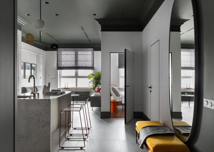 Fiatal pár két cicával: színesre festett mennyezetek modern klasszikus enteriőrben