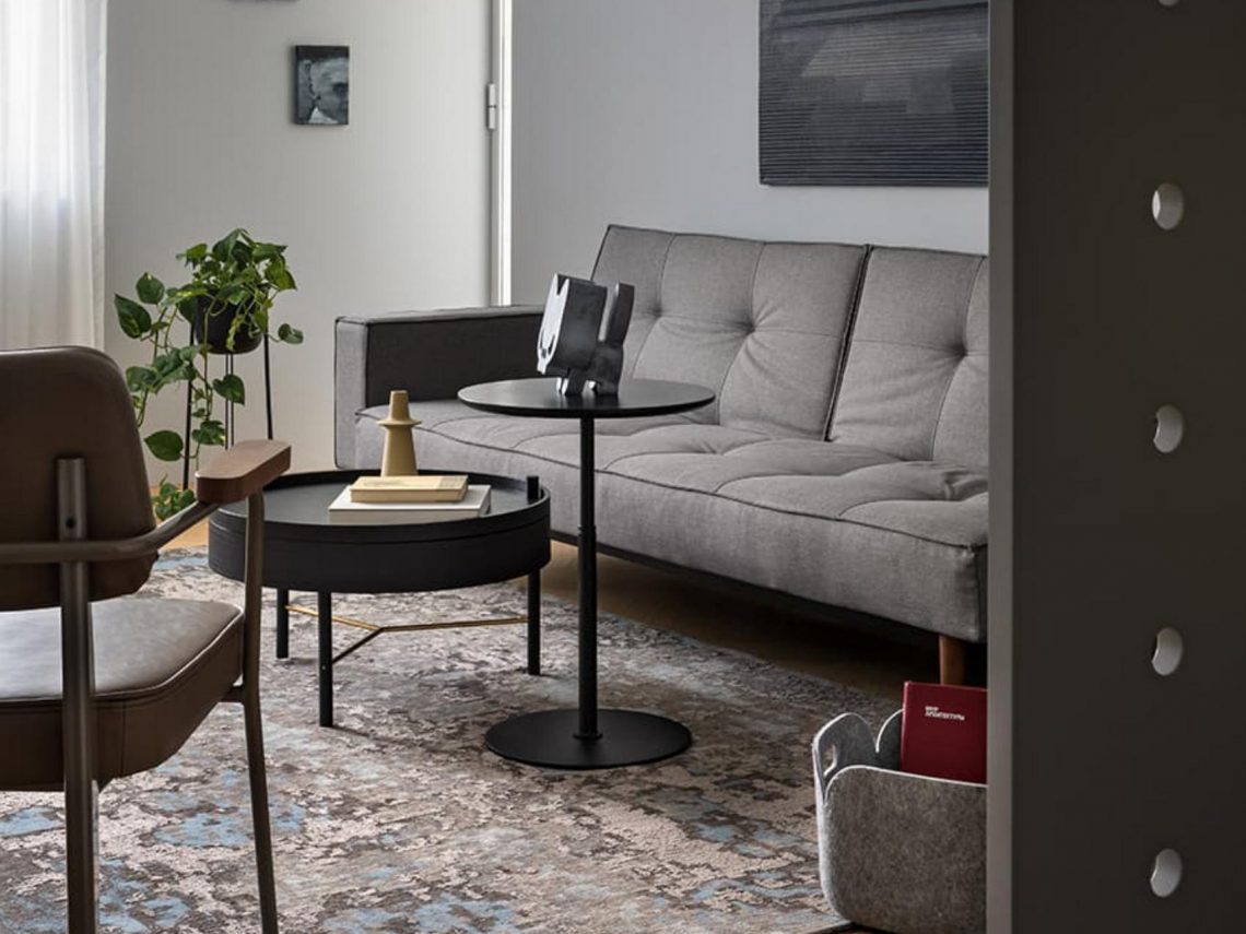 Terrakotta, szürke és fekete: karakteres minimalizmus fiatal férfi otthonában