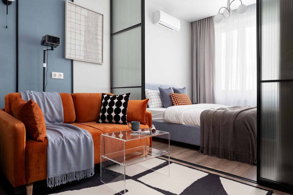 Így lett fiatalos és élhető a keskeny egyszobás lakás, 30m2