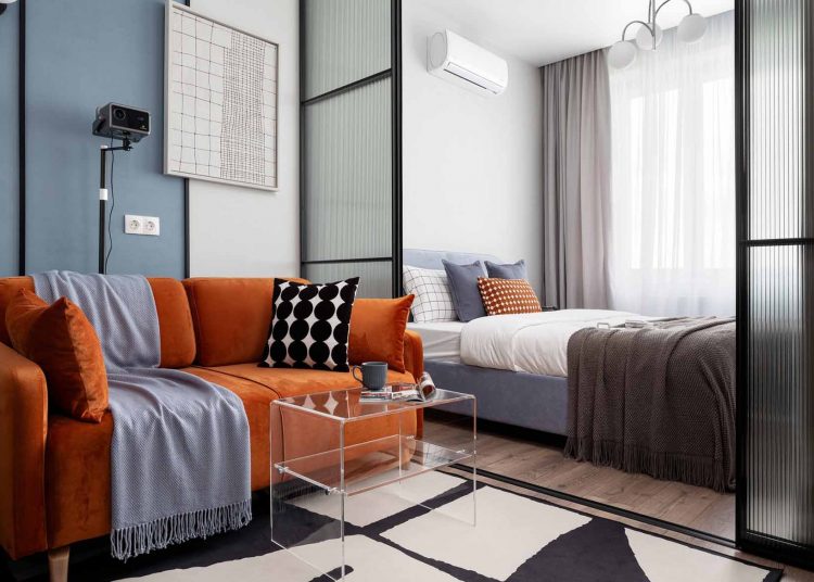 Így lett fiatalos és élhető a keskeny egyszobás lakás, 30m2