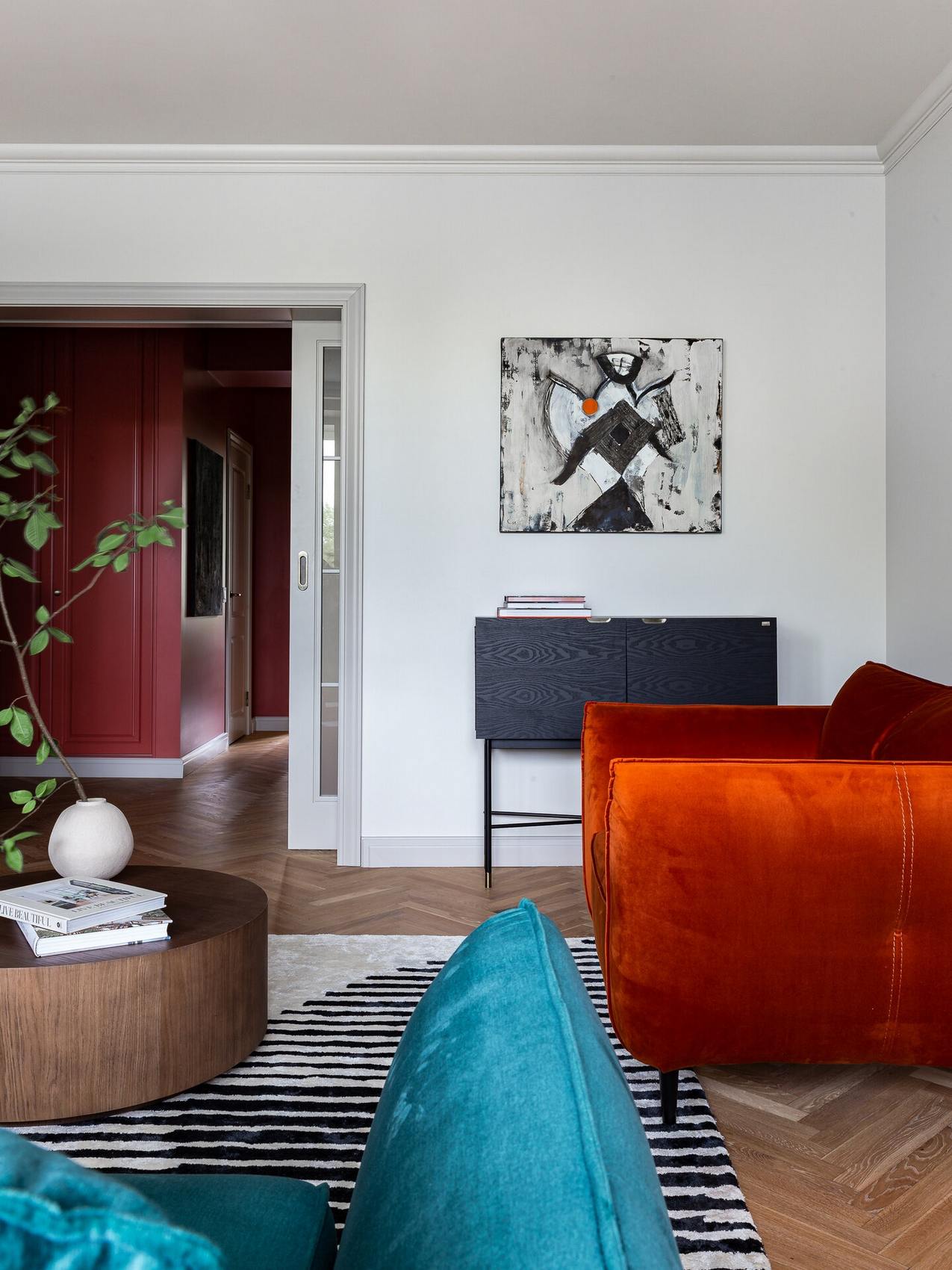 Bátran választott színeket a fiatal gyermekes család a háromszobás otthonában