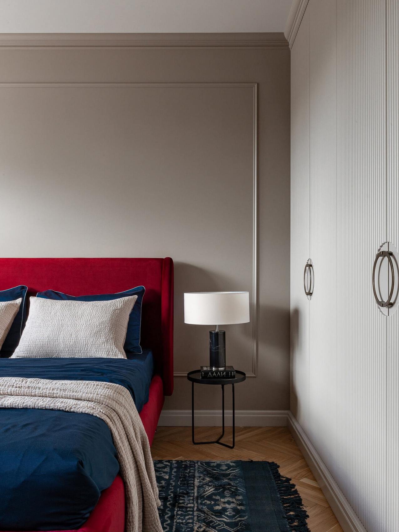 Bátran választott színeket a fiatal gyermekes család a háromszobás otthonában