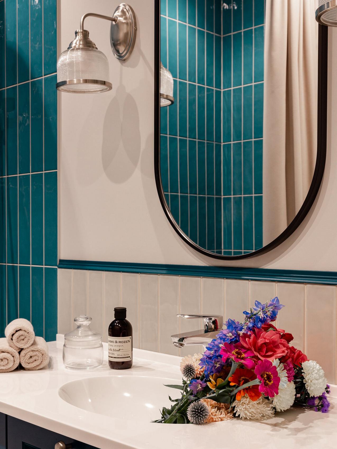 Bátran választott színeket a fiatal gyermekes család a háromszobás otthonában