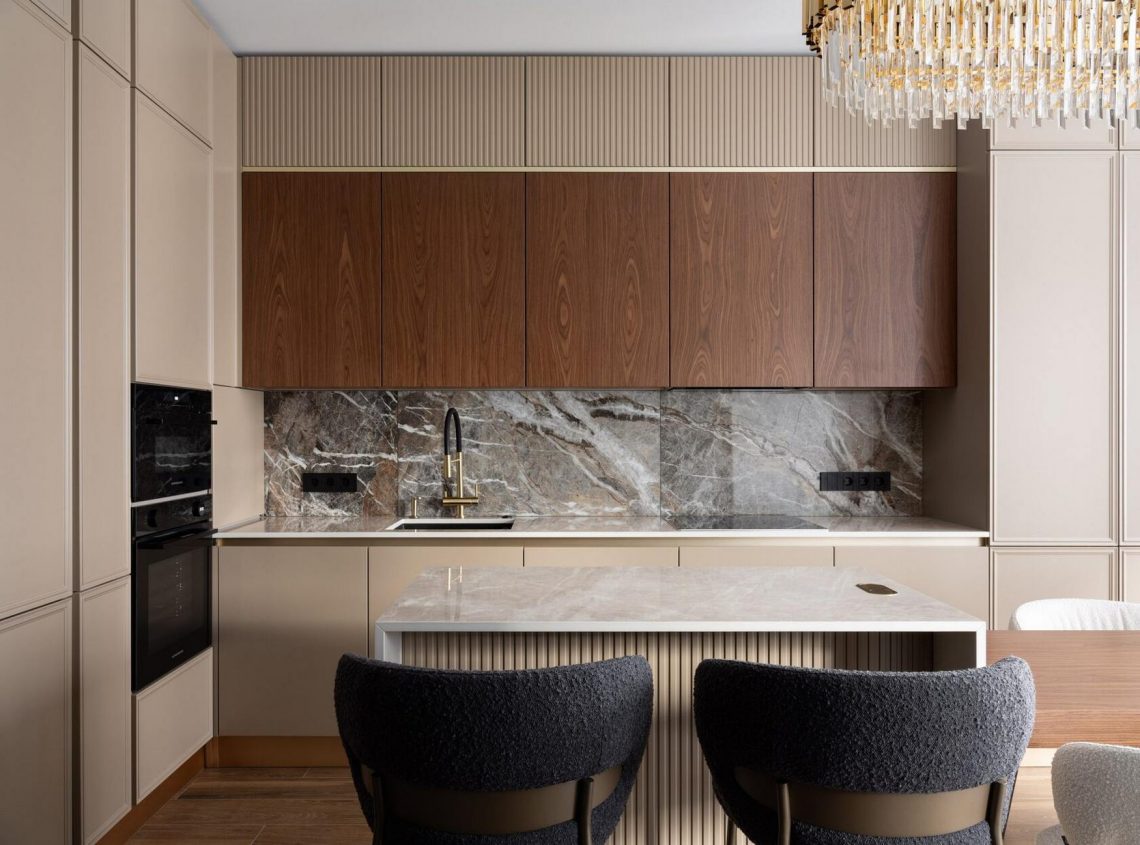 Díszlécek, arany, átalakított alaprajz: házaspárnak berendezett 74 m2-es lakás