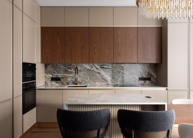 Díszlécek, arany, átalakított alaprajz: házaspárnak berendezett 74 m2-es lakás