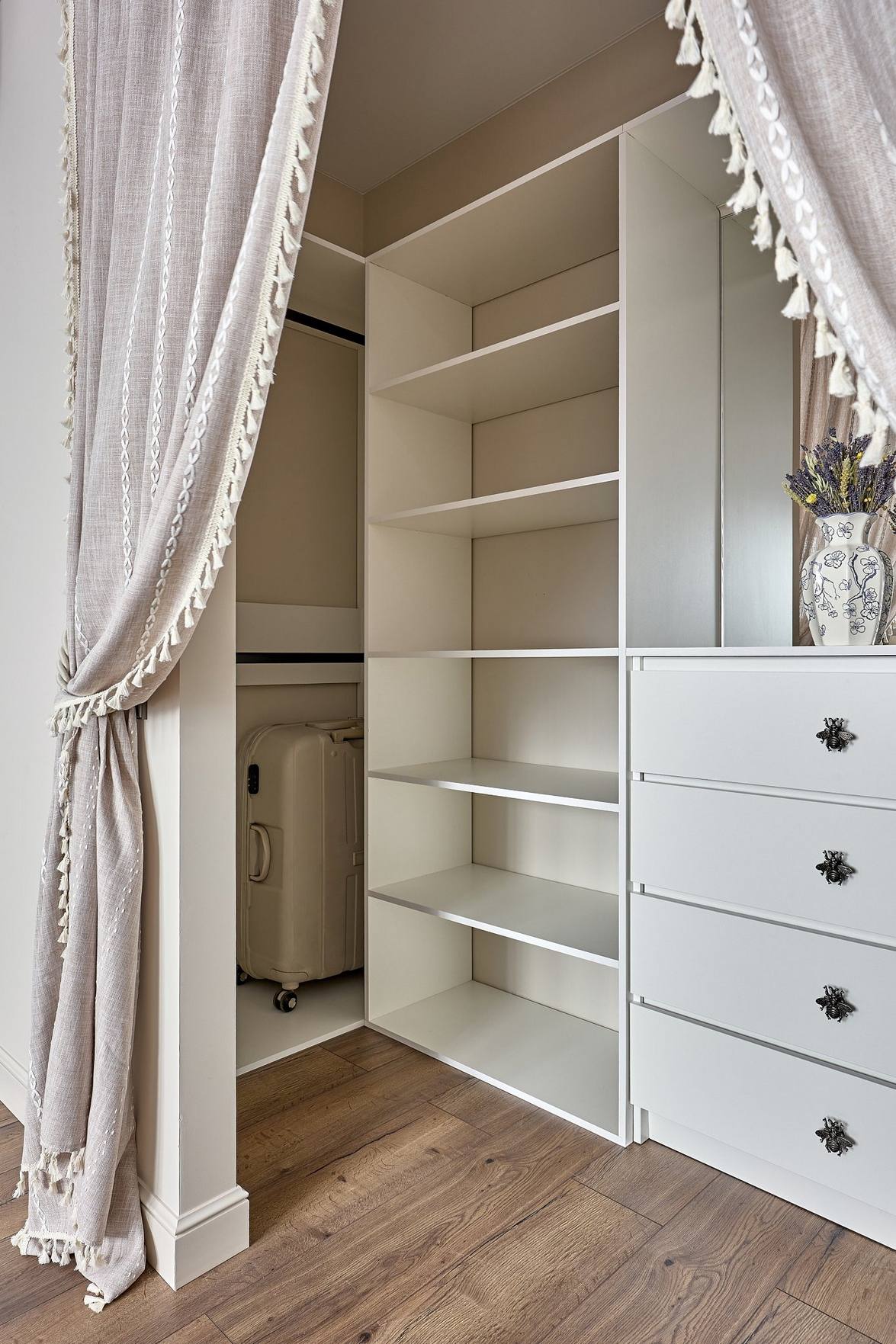 Egyetemista lányuknak rendezték be a szülők a 40 m2-es, egyszobás lakást