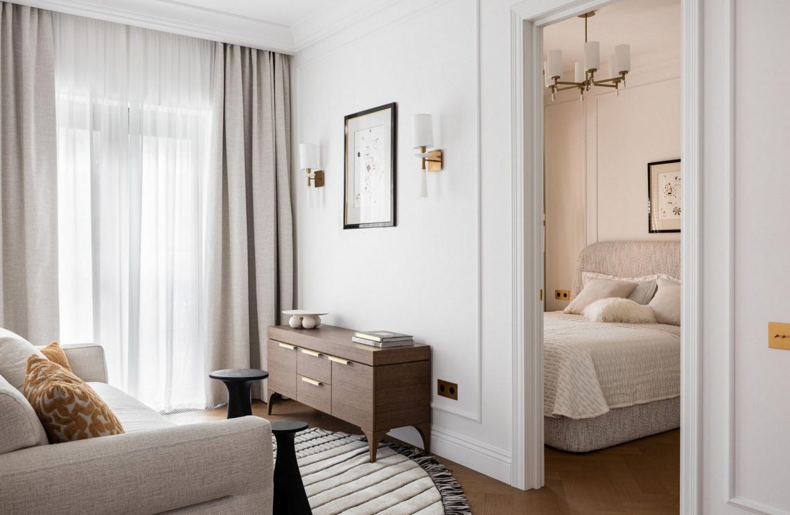 Nő lakása elegáns, de nagyon otthonos berendezéssel: mézszínű tölgy és sárgaréz elemek