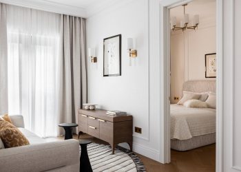 Nő lakása elegáns, de nagyon otthonos berendezéssel: mézszínű tölgy és sárgaréz elemek