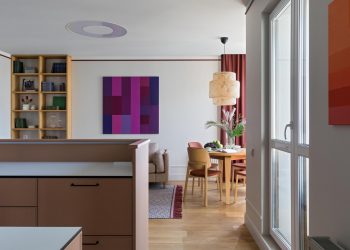 Élettel teli, energikus városi otthon: indigó, kék, terrakotta, fukszia színek