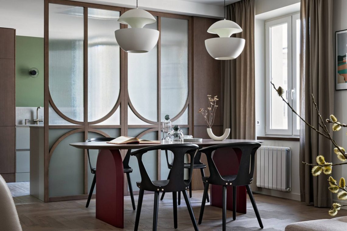 Az északi erdők színvilága egy tágas városi lakás barátságos tereiben