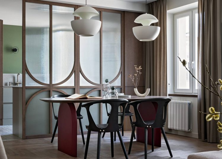 Az északi erdők színvilága egy tágas városi lakás barátságos tereiben