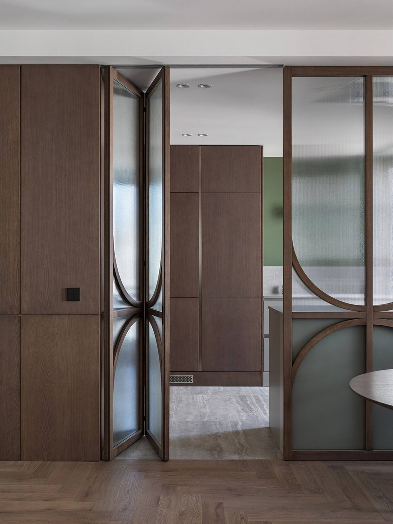 Az északi erdők színvilága egy tágas városi lakás barátságos tereiben Az északi erdők színvilága egy tágas városi lakás barátságos tereiben