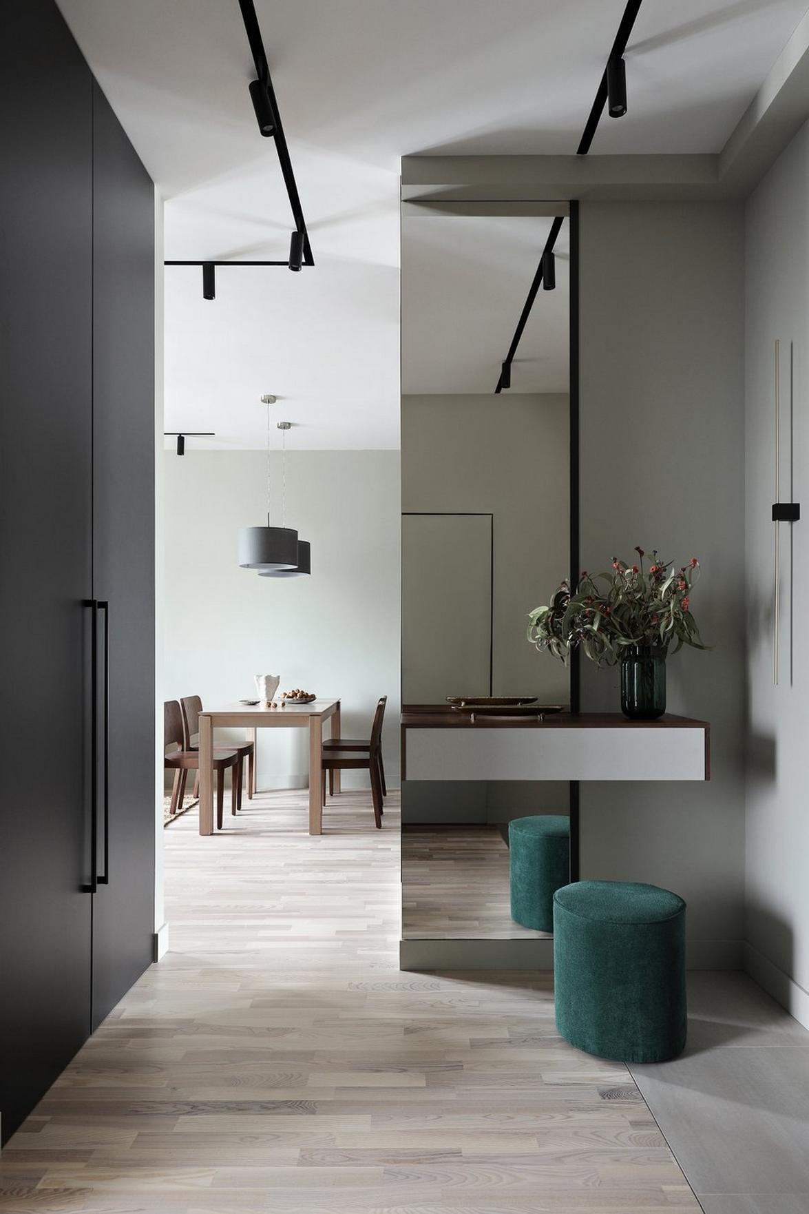 Fenyőzöld, fa, szürke és tükrök: tágasra hangolt 44 m²‑es lakás természetes színvilággal