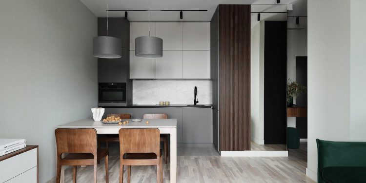 Fenyőzöld, fa, szürke és tükrök: tágasra hangolt 44 m²‑es lakás természetes színvilággal