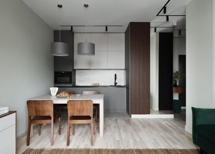 Fenyőzöld, fa, szürke és tükrök: tágasra hangolt 44 m²‑es lakás természetes színvilággal