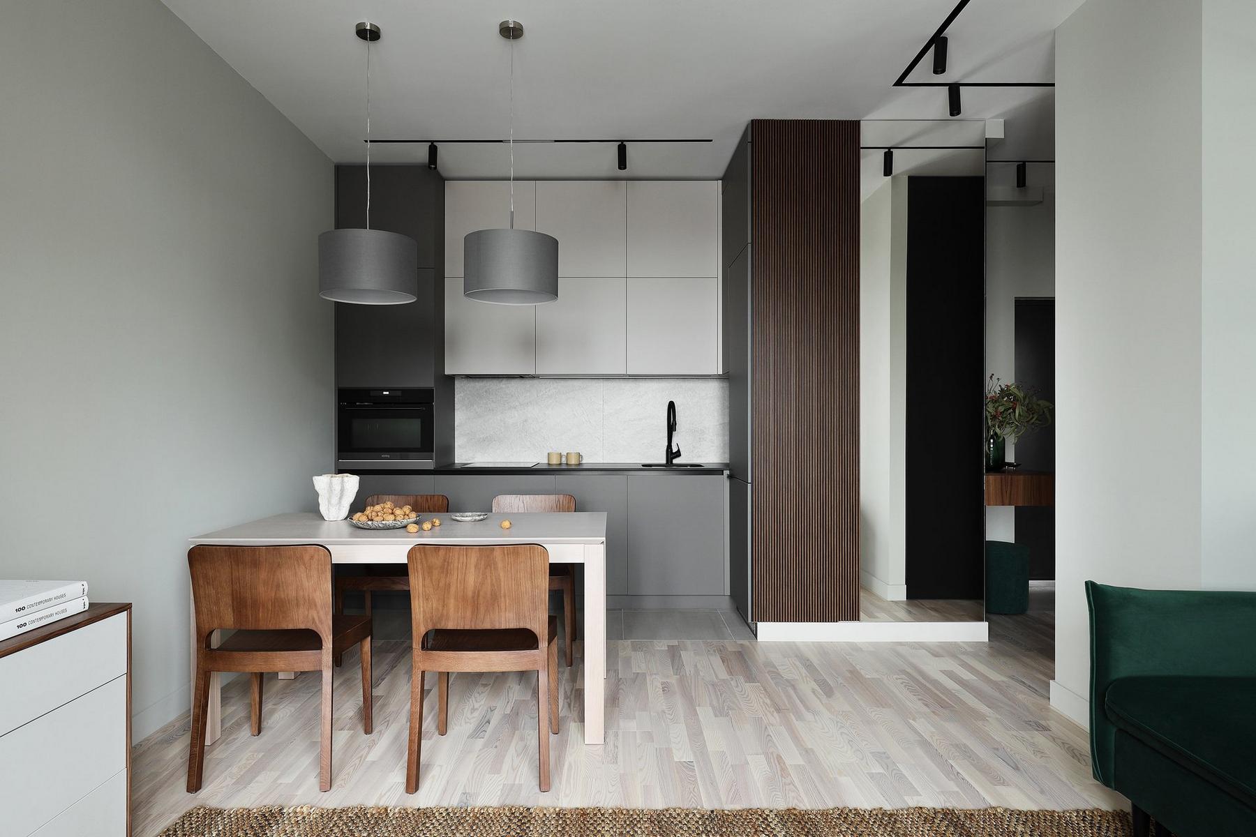 Fenyőzöld, fa, szürke és tükrök: tágasra hangolt 44 m²‑es lakás természetes színvilággal