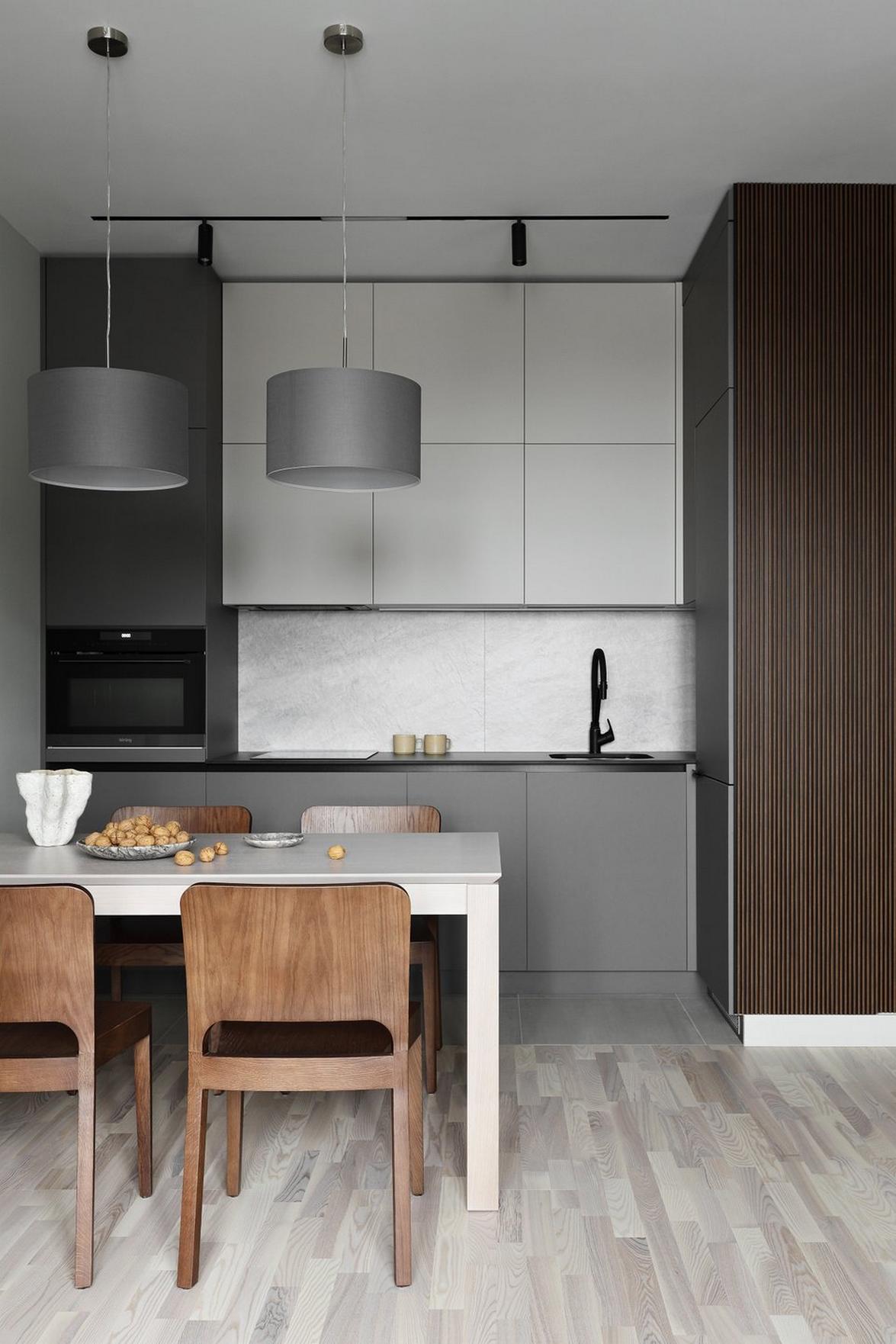 Fenyőzöld, fa, szürke és tükrök: tágasra hangolt 44 m²‑es lakás természetes színvilággal