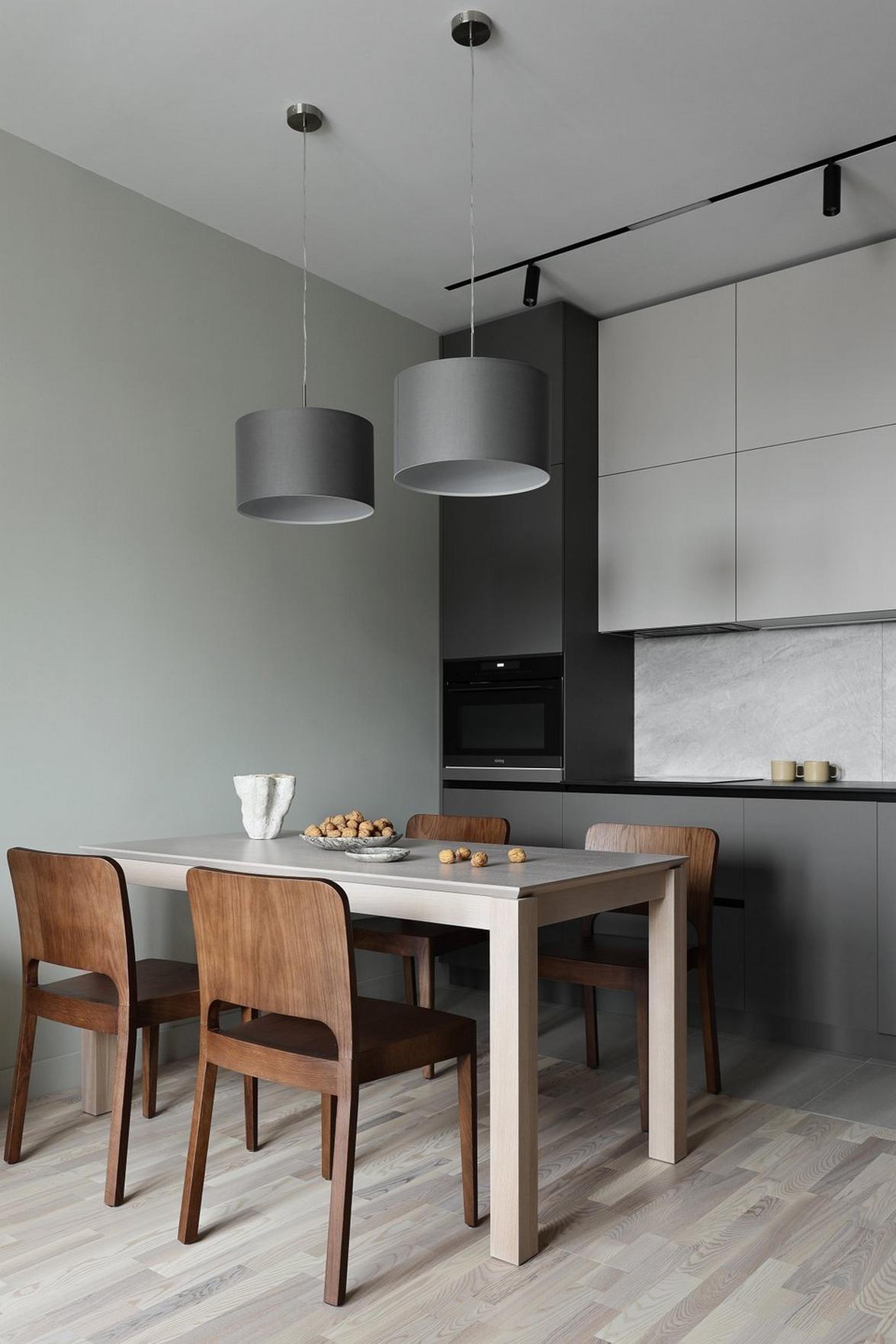 Fenyőzöld, fa, szürke és tükrök: tágasra hangolt 44 m²‑es lakás természetes színvilággal