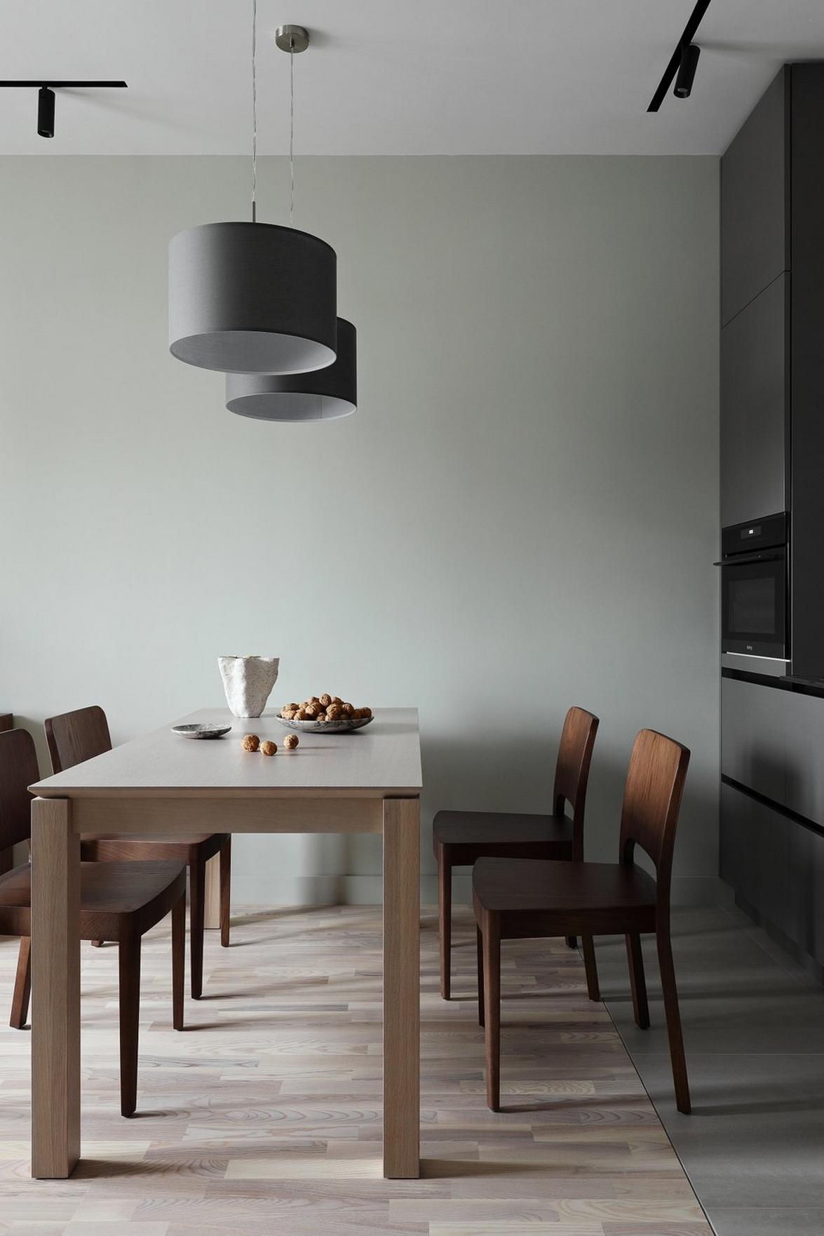 Fenyőzöld, fa, szürke és tükrök: tágasra hangolt 44 m²‑es lakás természetes színvilággal