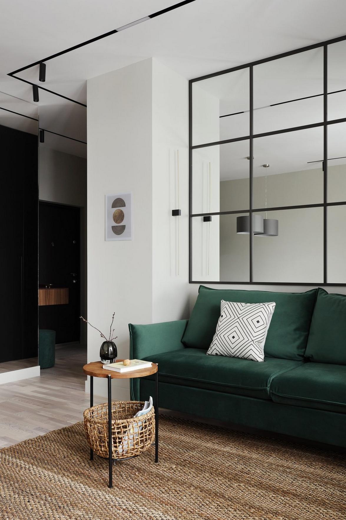 Fenyőzöld, fa, szürke és tükrök: tágasra hangolt 44 m²‑es lakás természetes színvilággal