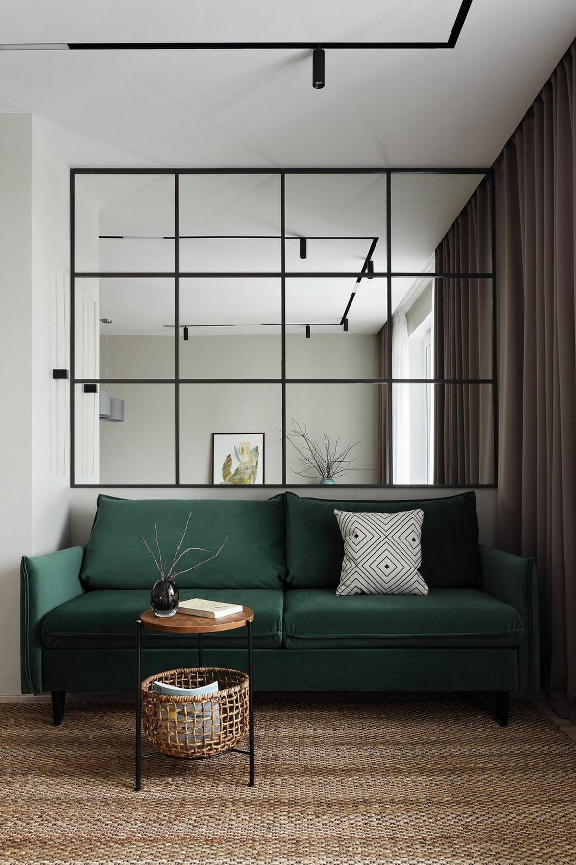 Fenyőzöld, fa, szürke és tükrök: tágasra hangolt 44 m²‑es lakás természetes színvilággal