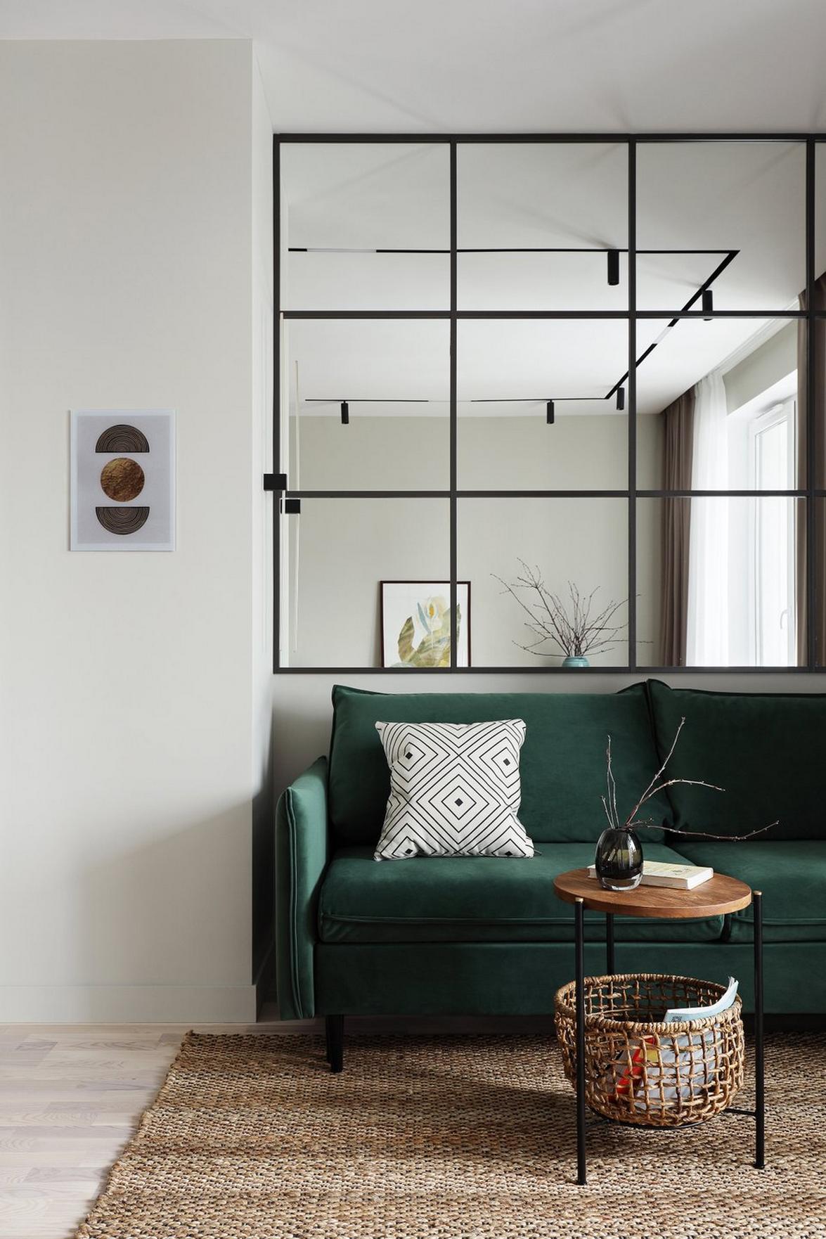 Fenyőzöld, fa, szürke és tükrök: tágasra hangolt 44 m²‑es lakás természetes színvilággal